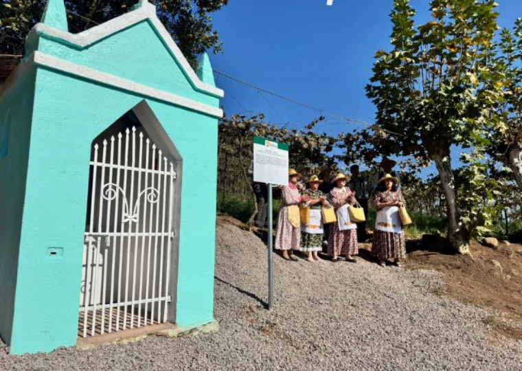 Capitéis são pequenas construções de inspiração católica, erguidas nas beiras de estradas ou em propriedades particulares