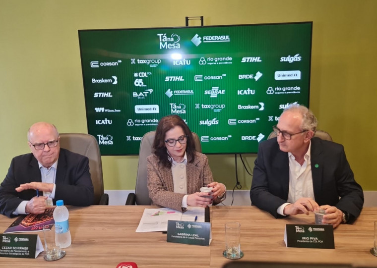 Secretário Cezar Schirmer, presidente da CDL POA, Irio Piva e fundadora da In Locco Pesquisas, Sabrina Leal, participaram do debate na Federasul