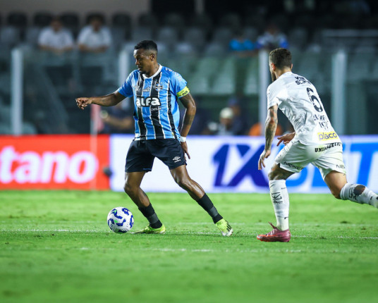 Grêmio sai na frente na Vila, mas cede empate para o Santos no apagar das luzes