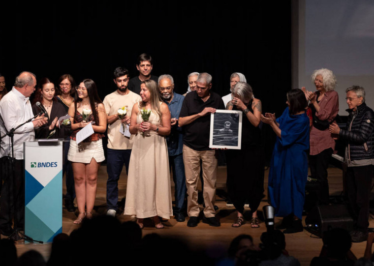Os três netos de Tenório Jr. jamais discursaram na homenagem junto a outras artista da música brasileira 