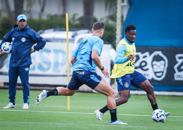 Sem Alysson, Amuzu pode ser titular no ataque gremista