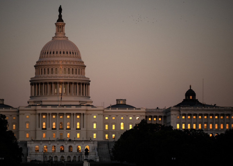 Escritório de Orçamento do Congresso estima que cerca de 750 mil funcionários serão colocados em licença não remunerada