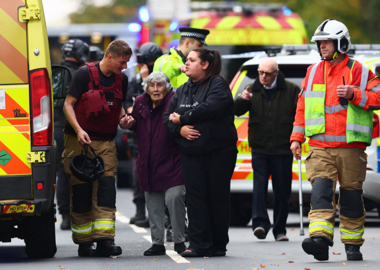  A polícia local informou que atirou contra o suspeito, mas não revelou se ele sobreviveu