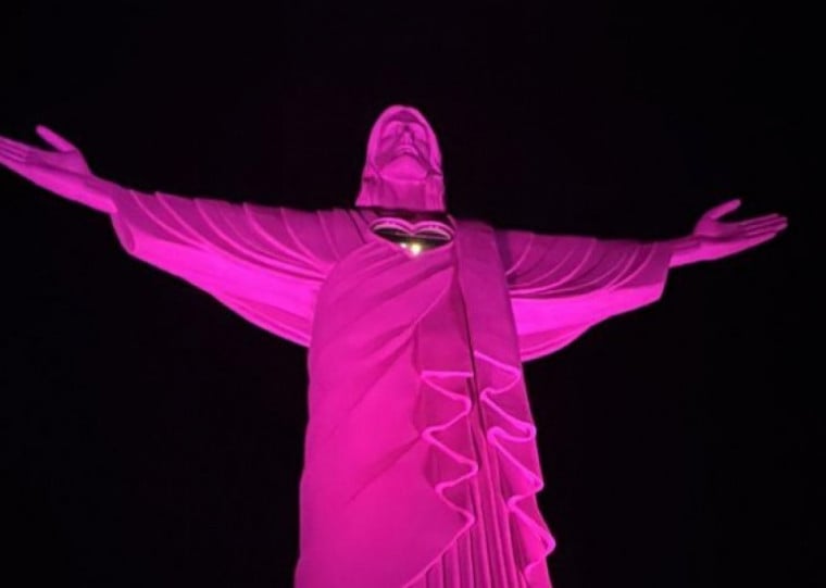 O momento, com 43,5 metros de altura, receberá a iluminação durante todo o mês de outubro