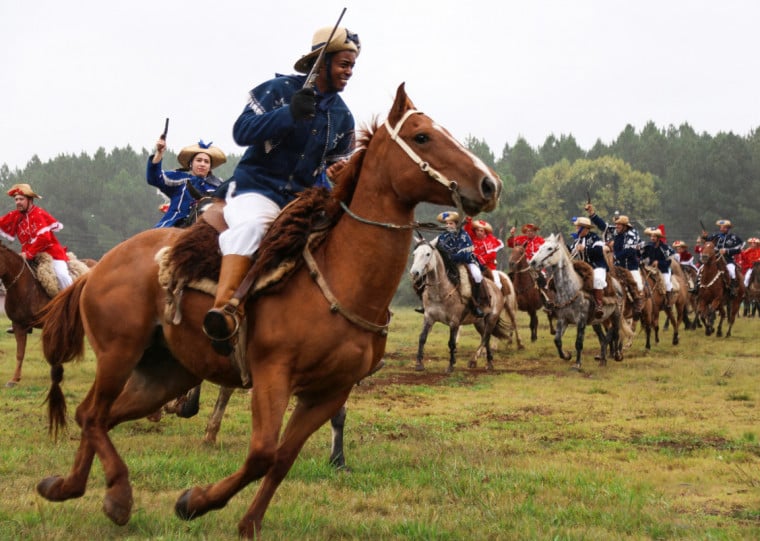 . Em Cazuza Ferreira, o rito das Cavalhadas se mant&eacute;m praticamente inalterado desde o s&eacute;culo XIX | Marta Rocha/Divulga&ccedil;&atilde;o/Cidades