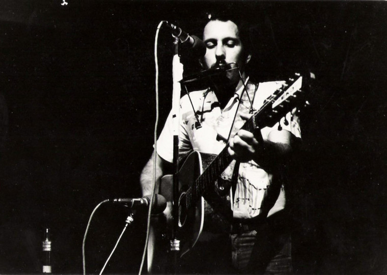 Mutuca em 1981, durante apresenta&ccedil;&atilde;o no Audit&oacute;rio Ara&uacute;jo Vianna, em Porto Alegre