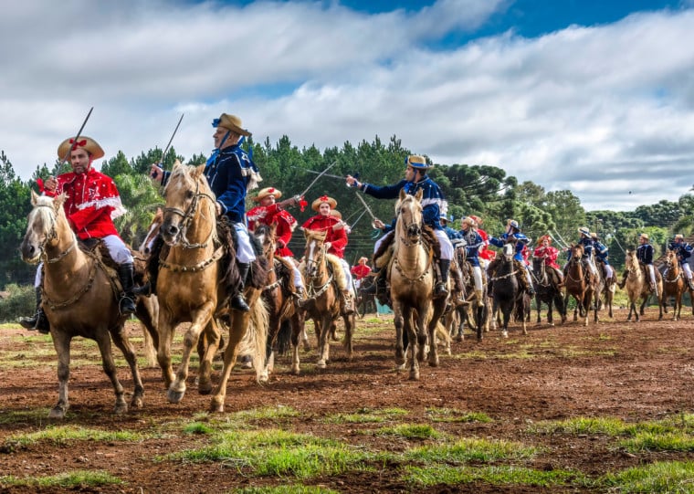 Originadas nos torneios medievais e adaptadas ao imaginário popular brasileiro, as Cavalhadas representam a batalha entre Mouros e Cristãos
