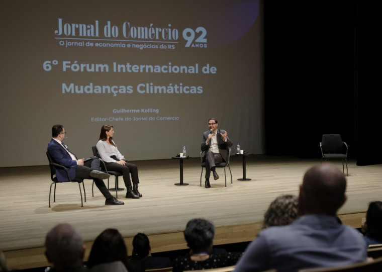 Editor-chefe do JC, Guilherme Kolling (ao microfone); jornalista e especialista em ESG Lara Ely e Rodrigo Lopes, jornalista do Grupo RBS, participaram de painel
