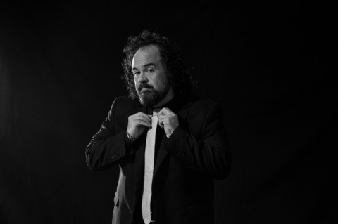 Carlinhos Carneiro lança single solo com nova versão de 'Tony Ramos' 
