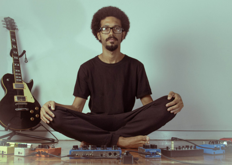 Performance explora a criação e a manipulação ao vivo do som através de meios digitais e analógicos