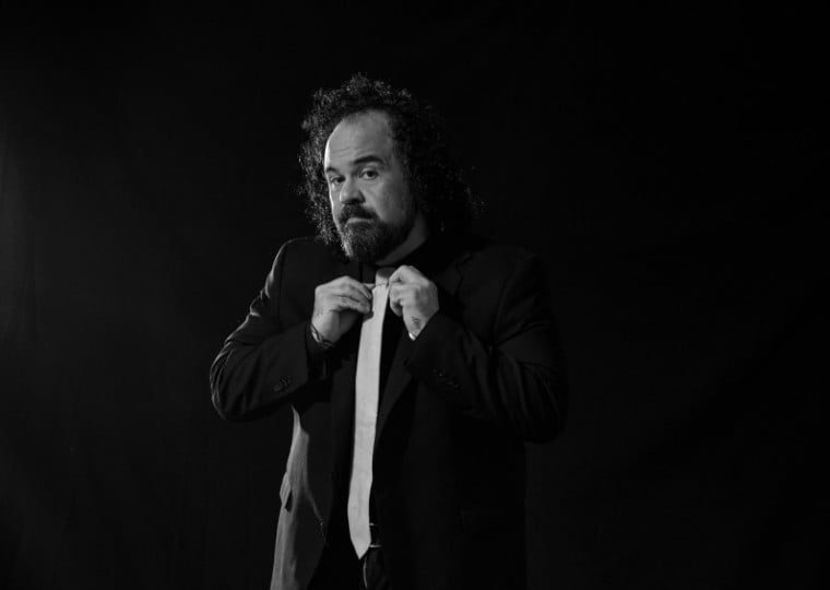 Carlinhos lan&ccedil;a single Tony Ramos e afirma novo momento da carreira com seu projeto solo.
