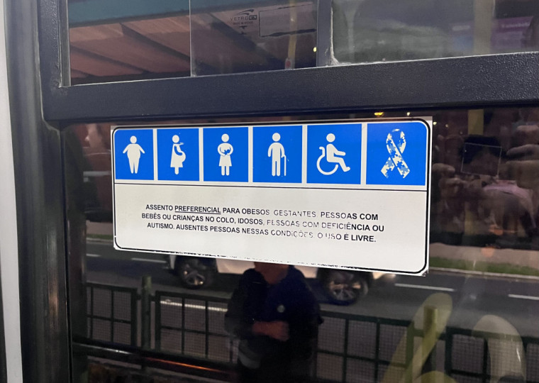 Lei obriga estabelecimentos a inserir o símbolo do TEA nas placas de atendimento