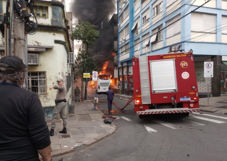 Ônibus de turismo levava turma do Ensino Médio de escola em Vacaria para um tour em Porto Alegre