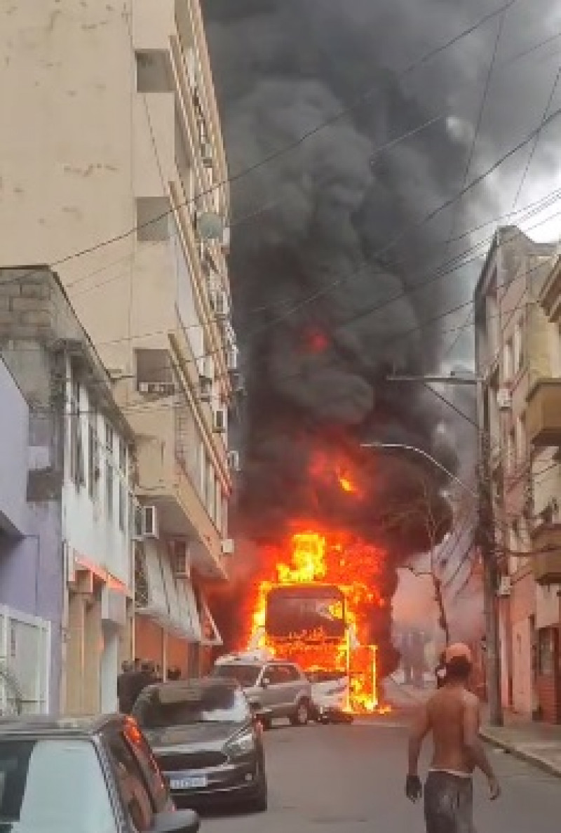 Ônibus pegou fogo depois de atingir os fios de energia da rua | Reprodução/JC