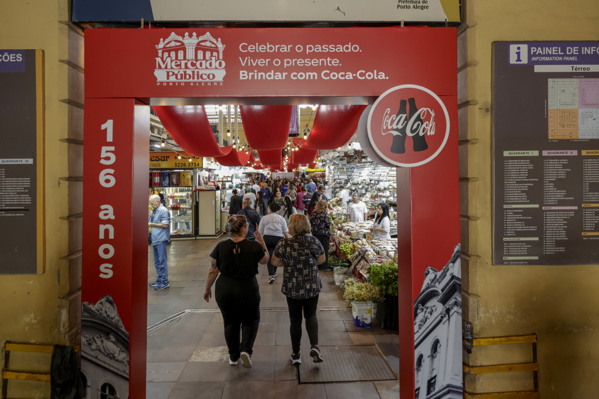 anivers&aacute;rio de 156 anos do Mercado P&uacute;blico, com distribui&ccedil;&atilde;o de bolo e ornamenta&ccedil;&atilde;o nos corredores. | T&Acirc;NIA MEINERZ/JC