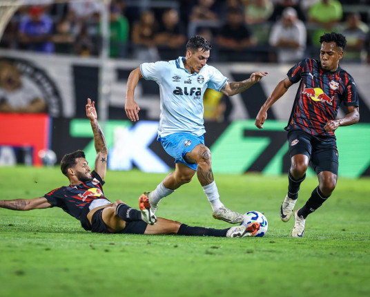 Em jogo polêmico, Grêmio perde no apagar das luzes para o Bragantino