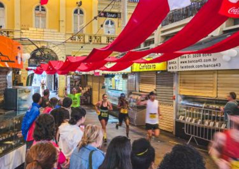 No quilômetro 21 da corrida, os atletas passaram por dentro do Mercado Público