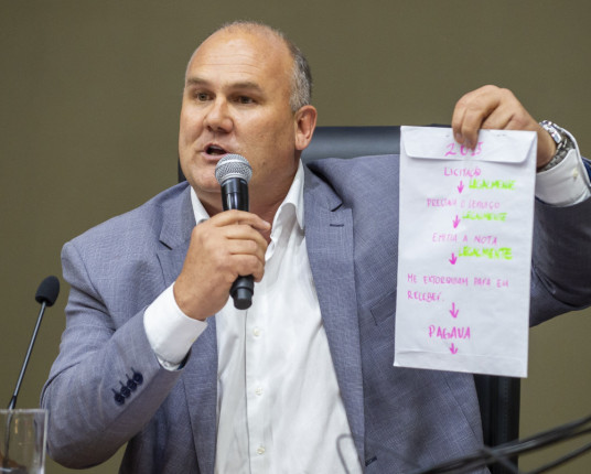 'Concessão é caso de Polícia Federal', diz vereador em depoimento à CPI do Dmae