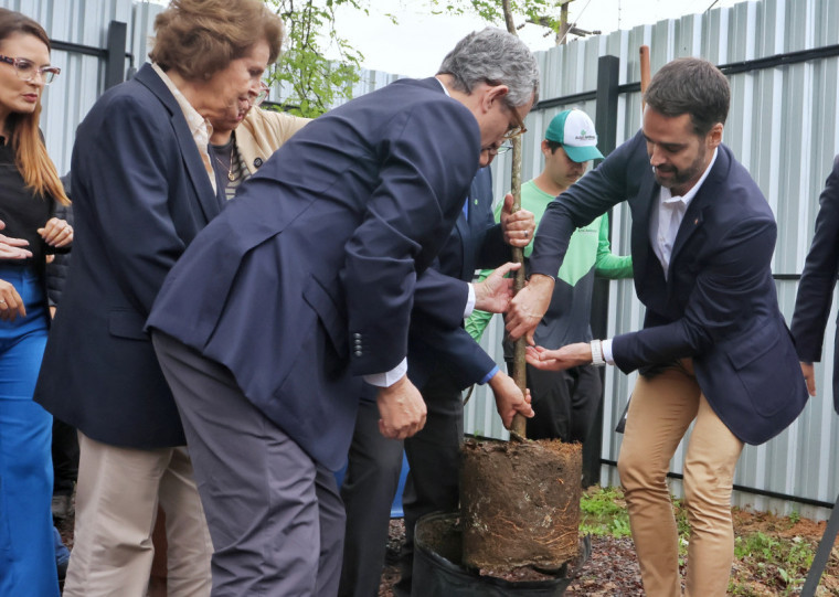 Durante a cerimônia ocorreu a plantação simbólica de uma muda de Ipê amarelo, arvore que fará parte do projeto arquitetônico