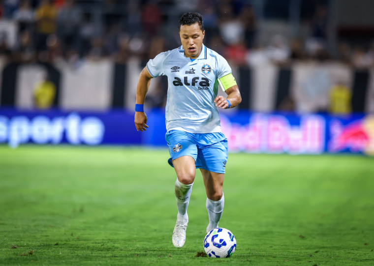 RS - FUTEBOL/CAMPEONATO BRASILEIRO 2025/GREMIO X RB BRAGANTINO  - ESPORTES - Lance da partida entre Gremio e RB Bragantino disputada na noite deste sabado, no Estadio Cicero de Souza Marques, em Bragança Paulista partida valida pela Campeonato Brasileiro 2025. FOTO: LUCAS UEBEL/GREMIO FBPA
Após os erros do árbitro e a derrota em Bragança Paulista, Marlon soltou o verbo contra a CBF 