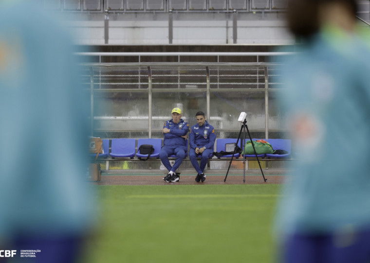 Paulo Henrique e Vitinho dispustam a titularidade na lateral-direita da seleção 
