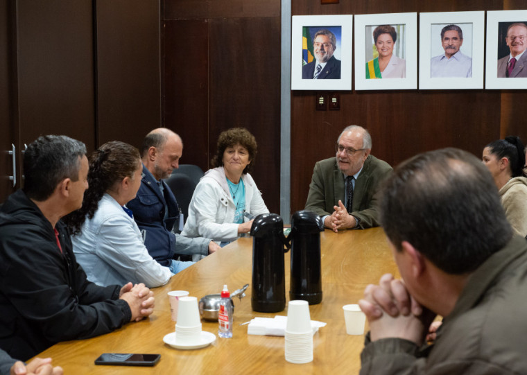Moradores do bairro Sarandi se reunem com presidente da CPI da Energia Elétrica, deputado estadual Miguel Rossetto. 