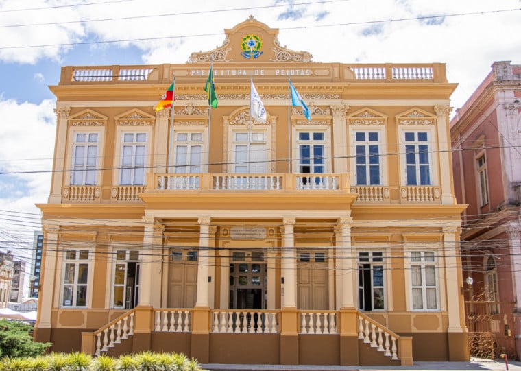 A carga horária varia entre 20 e 40 horas semanais