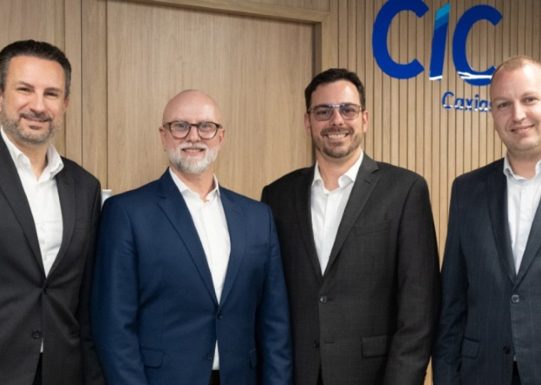 Rezler (segundo à esquerda), com os vices Oliver Chies Viezzer (primeiro à esquerda), Marcos André Victorazzi (segundo à direita) e André Renato Zuco