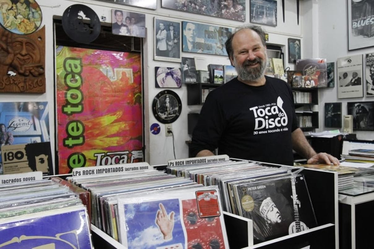 Rogério e a Toca do Disco em 2018, quando a retomada da venda de LPs fez o negócio voltar a apontar para cima | LUIZA PRADO/ARQUIVO/JC