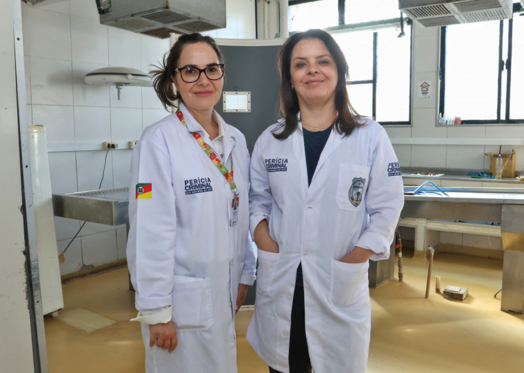 As médicas-legistas Laura Mazzeo Echenique (à esquerda) e Caroline Vieira (à direita) atuam no Instituto Geral de Perícias do Rio Grande do Sul (IGP-RS)