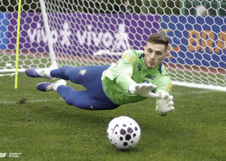 Sem Alisson lesionado, Bento deve assumir a titularidade no gol