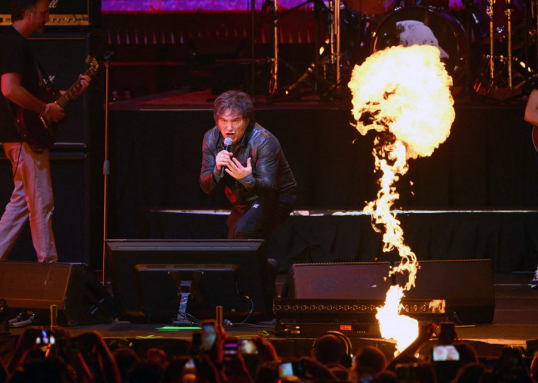 Fake news acontece pouco depois de Milei ter se arriscado como cantor em um show para 15 mil pessoas na Movistar Arena, em Buenos Aires