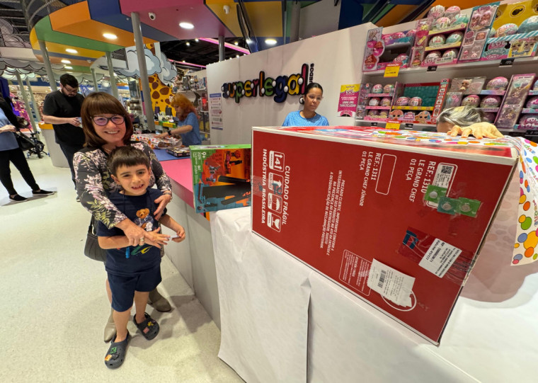 Roseli comprou presentes para os dois netos e admite que gasta mais que os pais