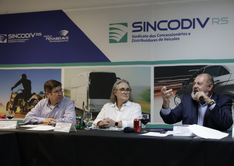 Presidente do Sincodiv, Fürstenau (d) diz que a feira é o "principal evento automotivo do Estado"