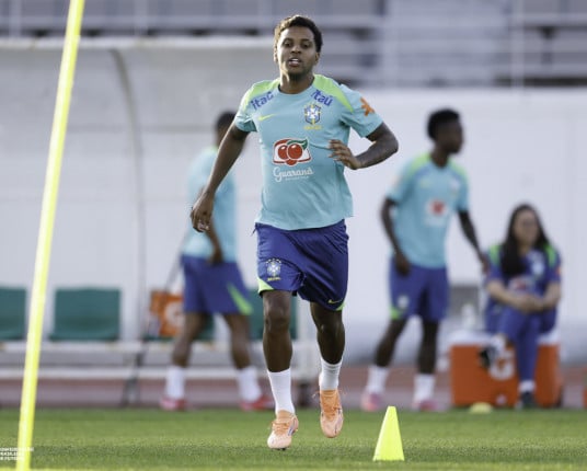 Com dupla do Real Madrid, Ancelotti esboça time com quatro atacantes