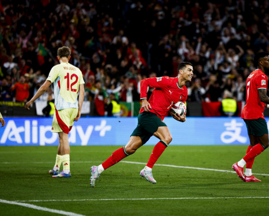 Cristiano Ronaldo se torna o primeiro jogador bilionário da história do futebol