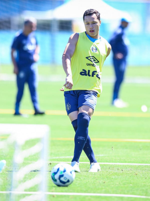 Marlon recebe alta após cirurgia no tornozelo