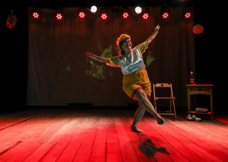 Montagem mescla narrativas pessoais da atriz e bailarina Renata Teixeira com reflexões sobre gordofobia, pressão estética e padrões corporais