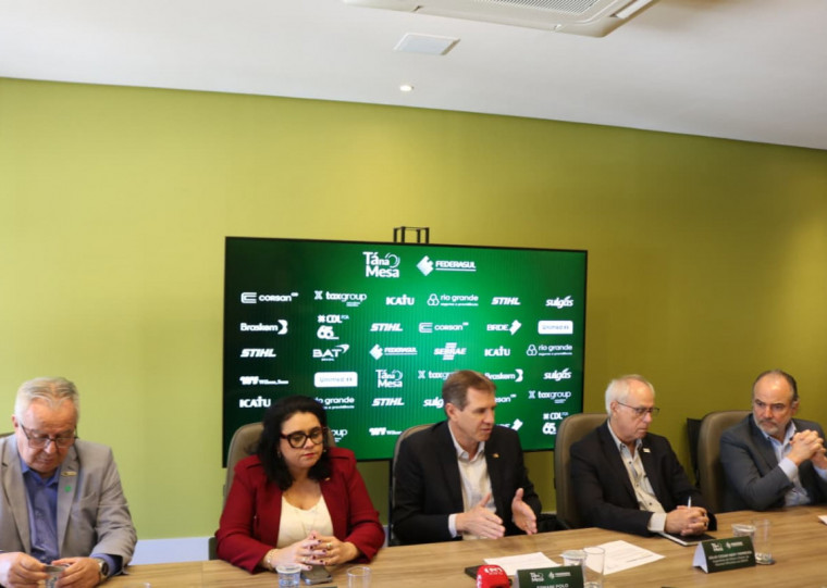 Victor Bicca, Marjorie Kauffman, Ernani Polo, Júlio Ferreira e Rodrigo Costa participaram do Tá na Mesa da Federasul