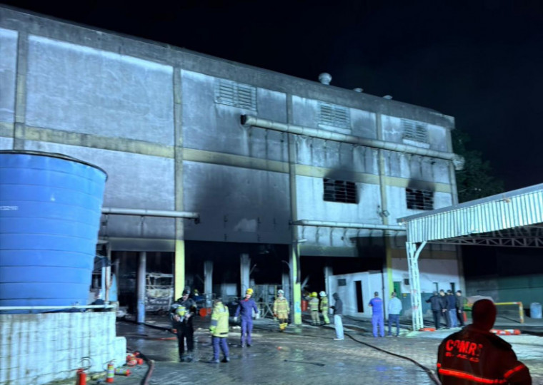 Incêndio atingiu a fábrica da empresa Viamão na noite de terça-feira
