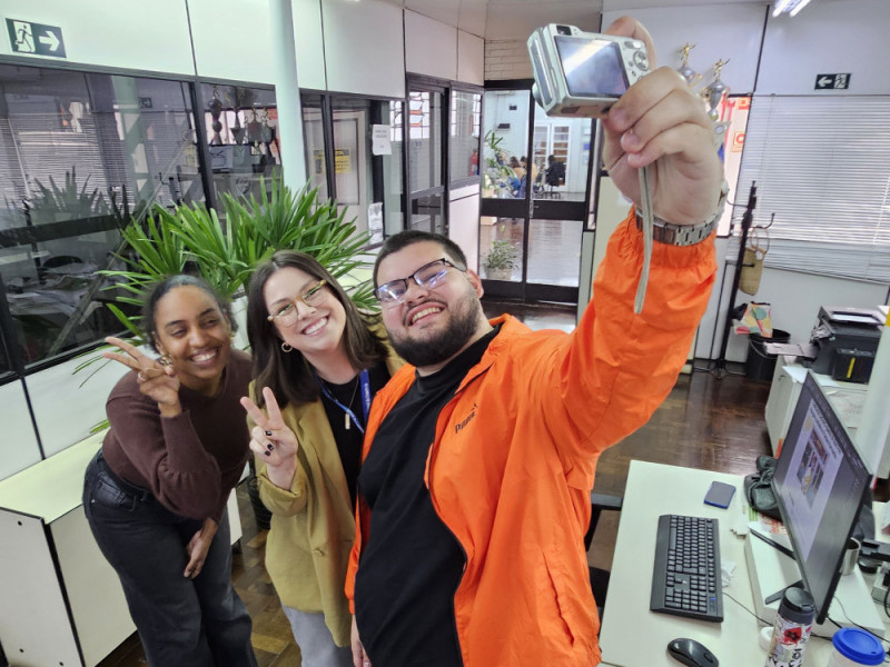 A equipe do GE tamb&eacute;m entrou na tend&ecirc;ncia e garantiu o registro com a cyber-shot Foto: NATHAN LEMOS/JC