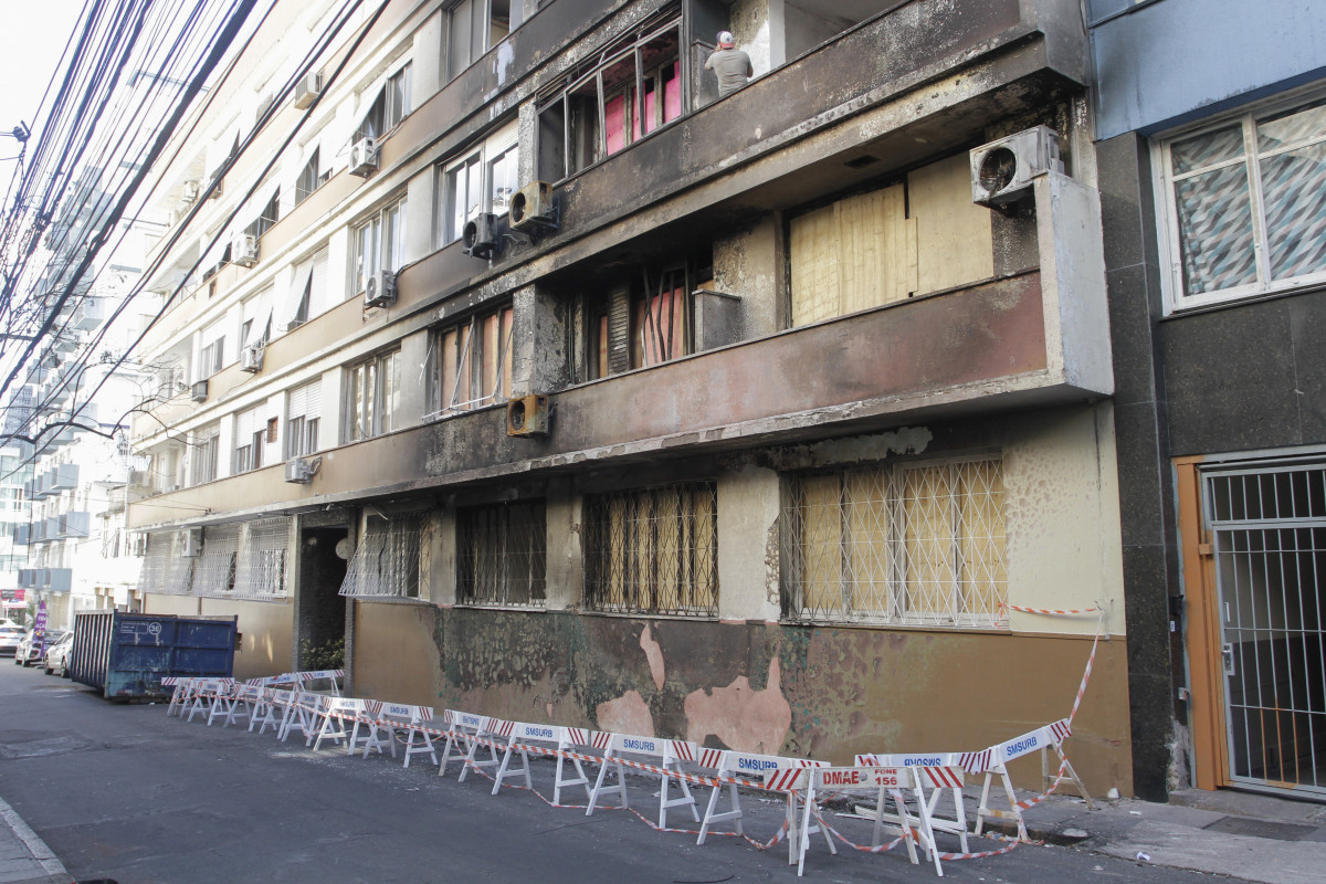 apartamento atingido pelo incêndio na Rua Espírito Santo em decorrência do acidente com o ônibus | EVANDRO OLIVEIRA/JC