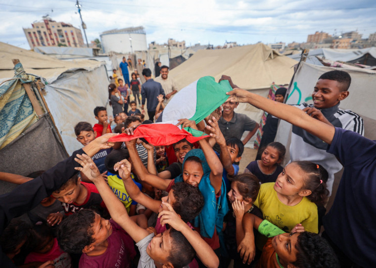 Crianças comemoraram o fim do conflito em meio às ruínas de Gaza