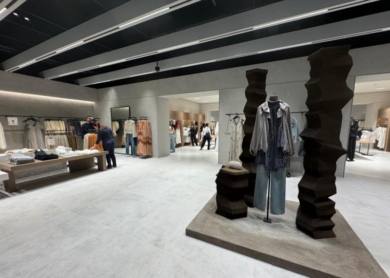 Após reforma, a loja da Zara ganhou novo layout, mais espaço para coleções e áreas exclusivas 