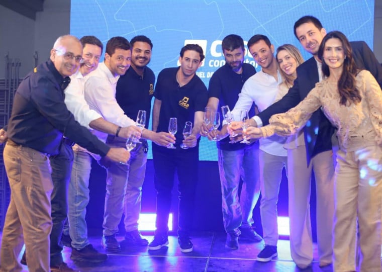 Parte da equipe reunida na inauguração da nova loja