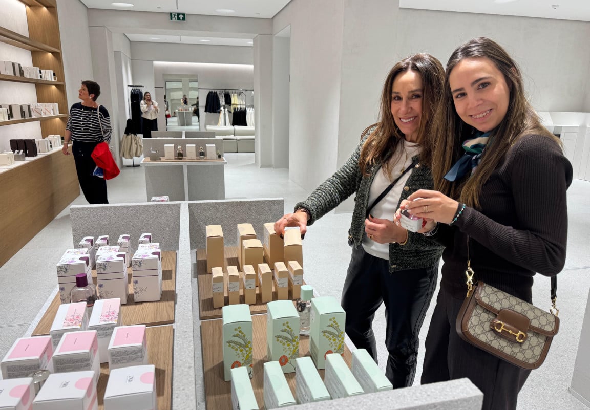 Paola e Valentina, de Caxias do Sul, gostaram da área de perfumaria: 'Linda' | PATRÍCIA COMUNELLO/ESPECIAL/JC