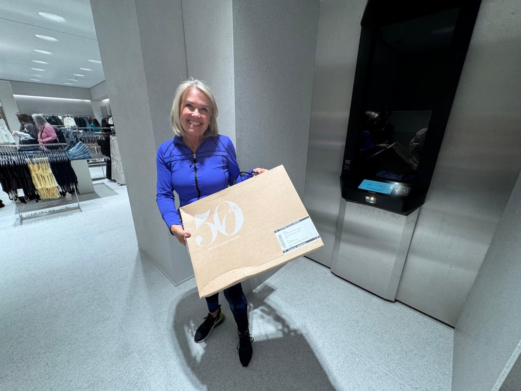 ''Muita modernidade', exclamou Alice, após pegar o pacote da compra online  | PATRÍCIA COMUNELLO/ESPECIAL/JC