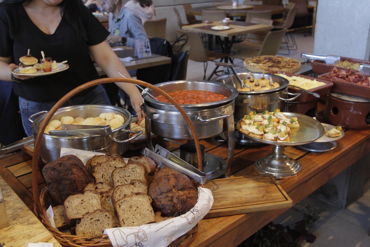 O café da manhã da Leiteria é pensado para remeter a um café da manhã de hotel, explicou a gerente da unidade | EVANDRO OLIVEIRA/JC