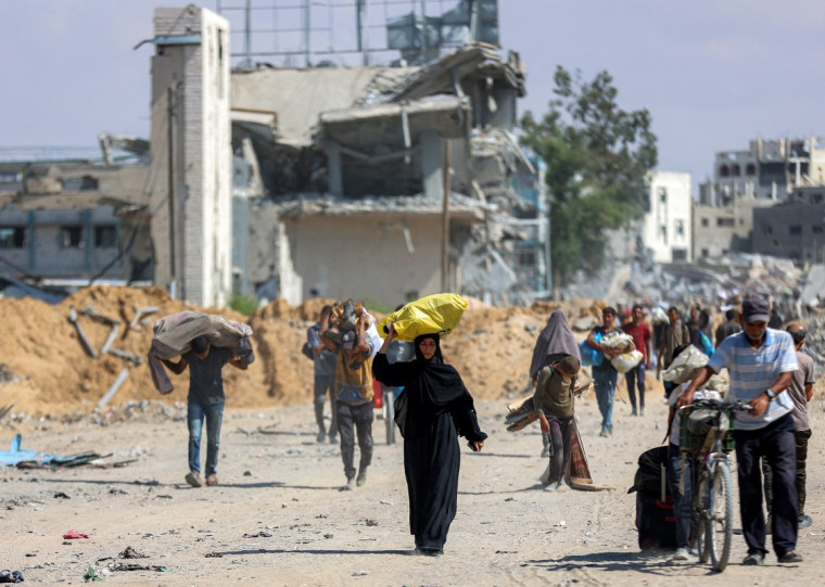 Milhares de palestinos deslocados pelo conflito começaram a caminhar em direção às suas casas