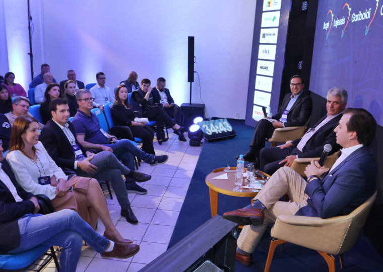 Painel na Associação Comercial e Industrial de Cruz Alta reuniu mais de uma centena de lideranças